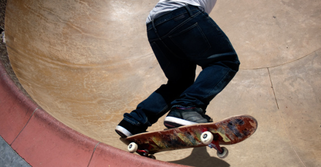 9589461-action-skate